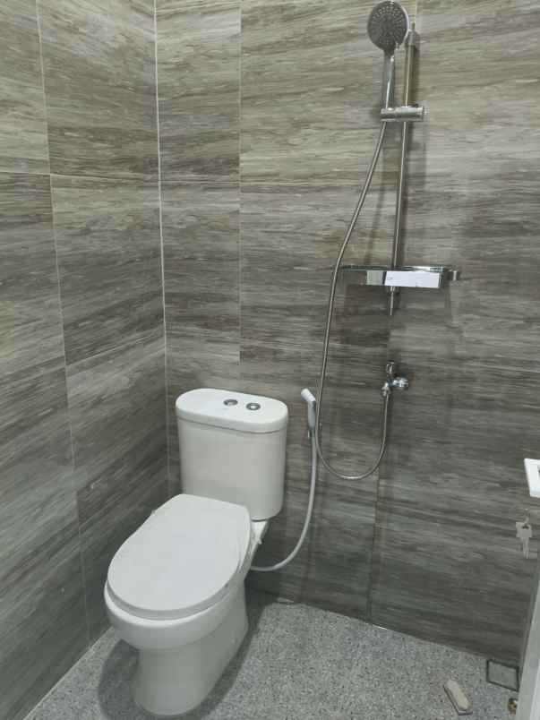 dijual rumah perum barata