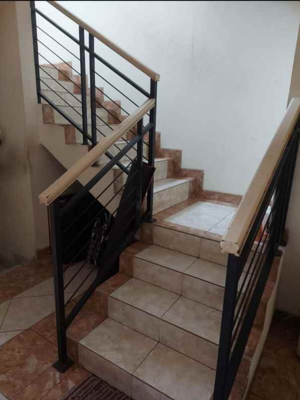 dijual rumah perumahan jatinegara baru