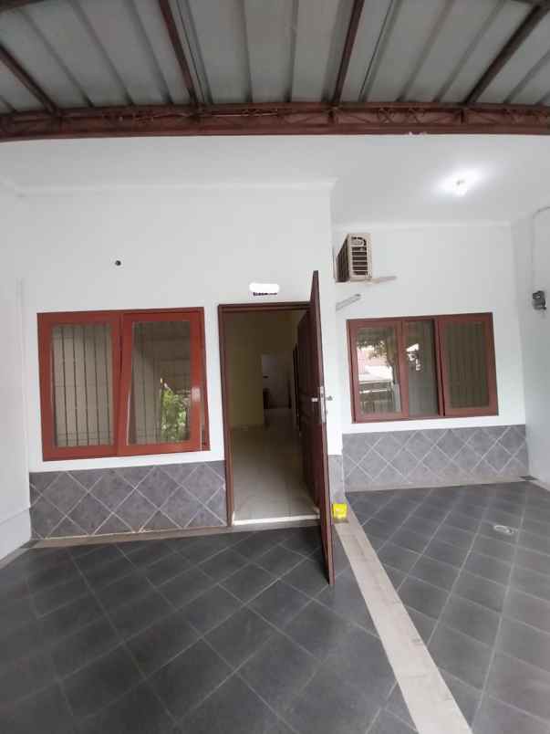 dijual rumah raffless hills cibubur