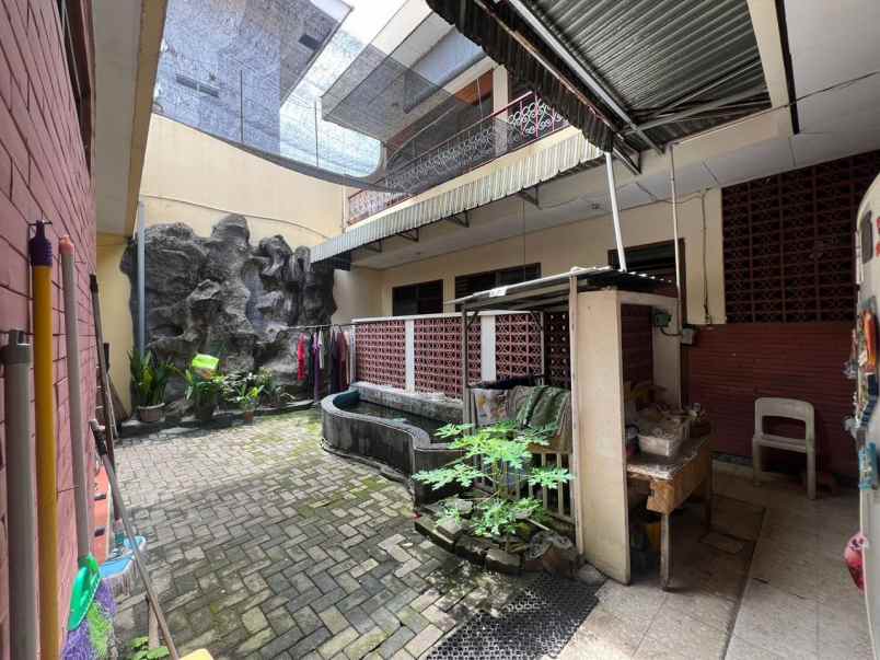 dijual rumah raya darmo