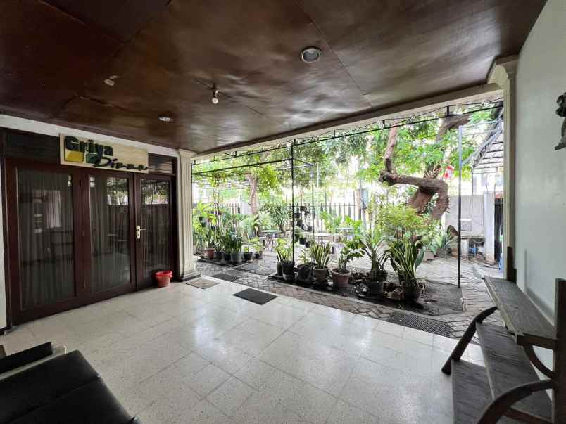 dijual rumah raya darmo