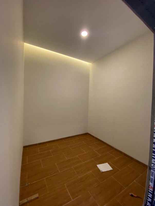dijual rumah sambiroto