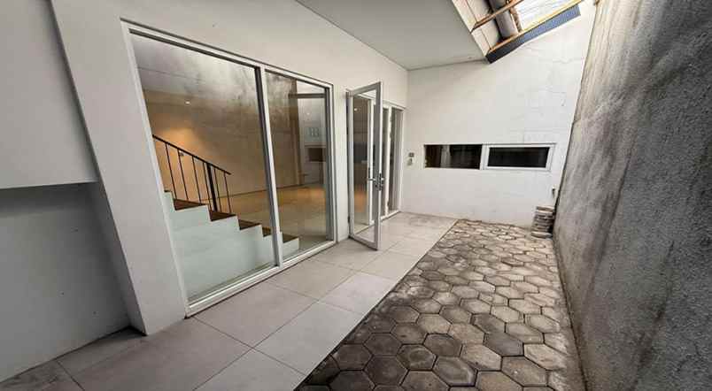 dijual rumah sanggar hurip
