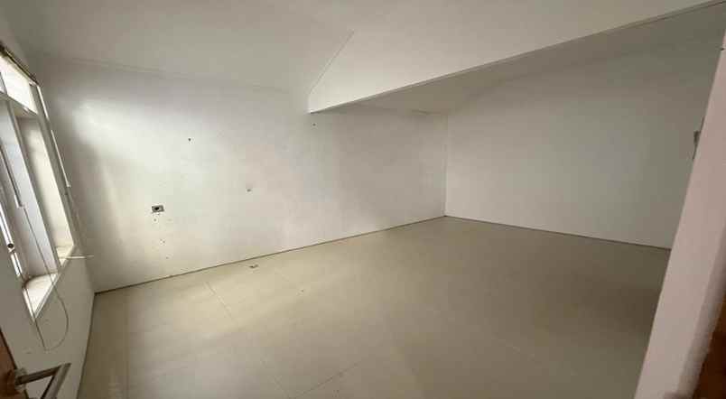 dijual rumah sanggar hurip