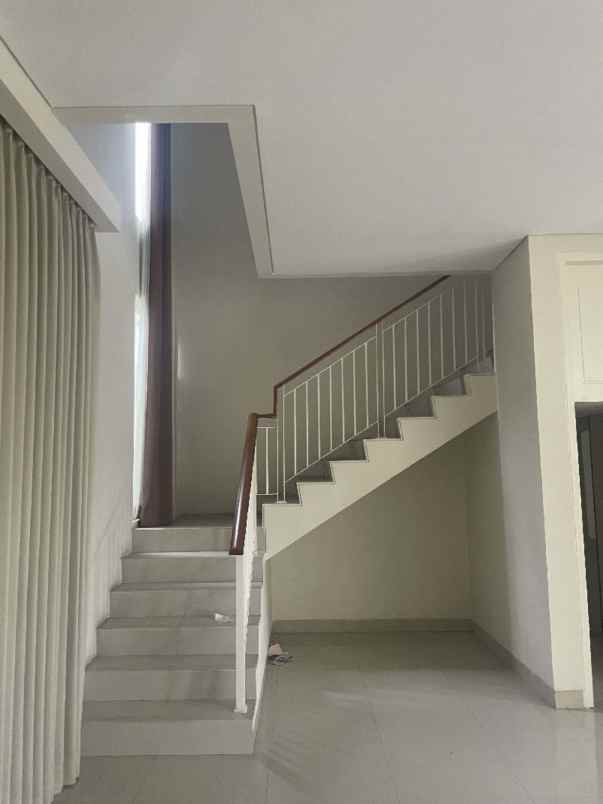 dijual rumah santiago rosa pakuwon city