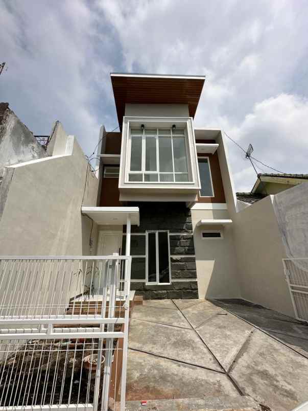 dijual rumah sawojajar