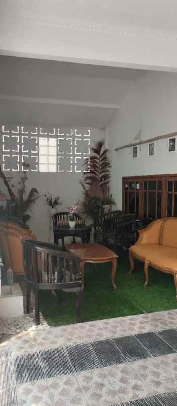 dijual rumah semolowaru