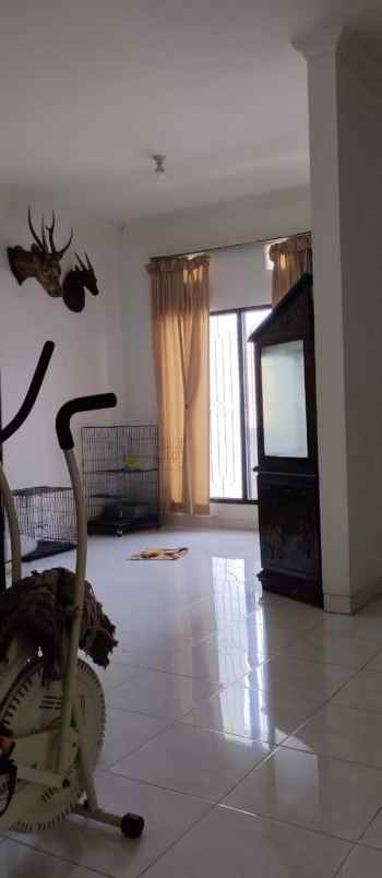 dijual rumah semolowaru