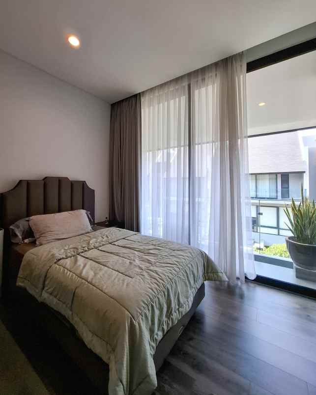 dijual rumah serenia hills lebak bulus