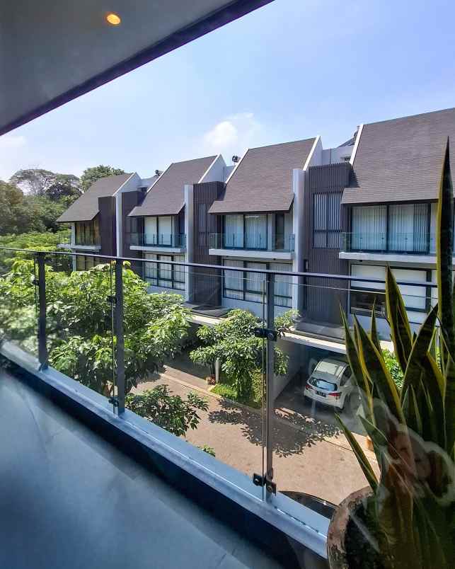 dijual rumah serenia hills lebak bulus