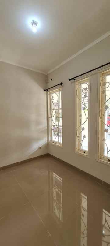 dijual rumah siap huni di legenda wisata cibubur