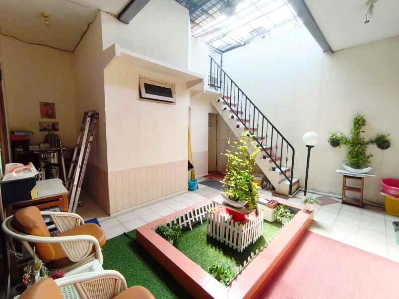 dijual rumah sutorejo