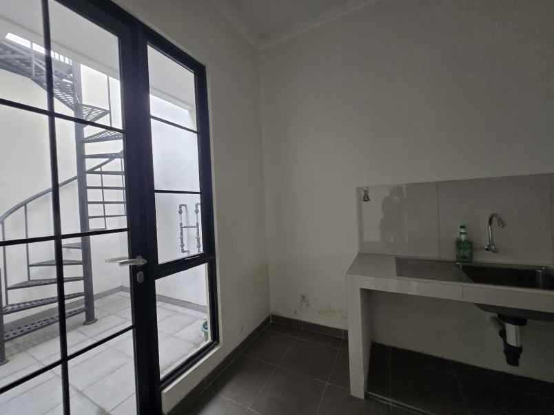 dijual rumah suvarna sutera cikupa