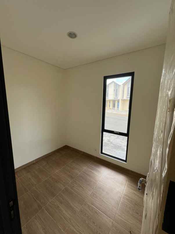 dijual rumah suvarna sutera pasar kemis