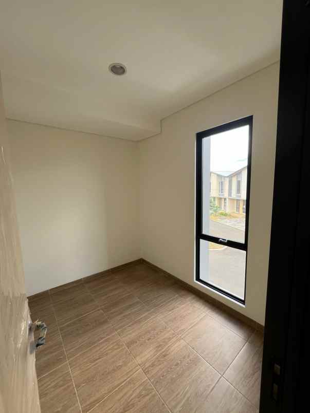 dijual rumah suvarna sutera pasar kemis