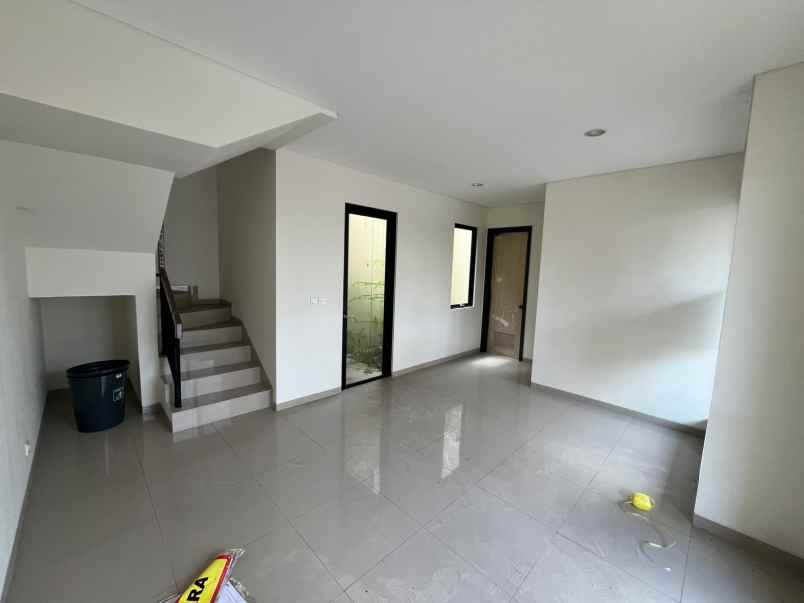 dijual rumah suvarna sutera pasar kemis