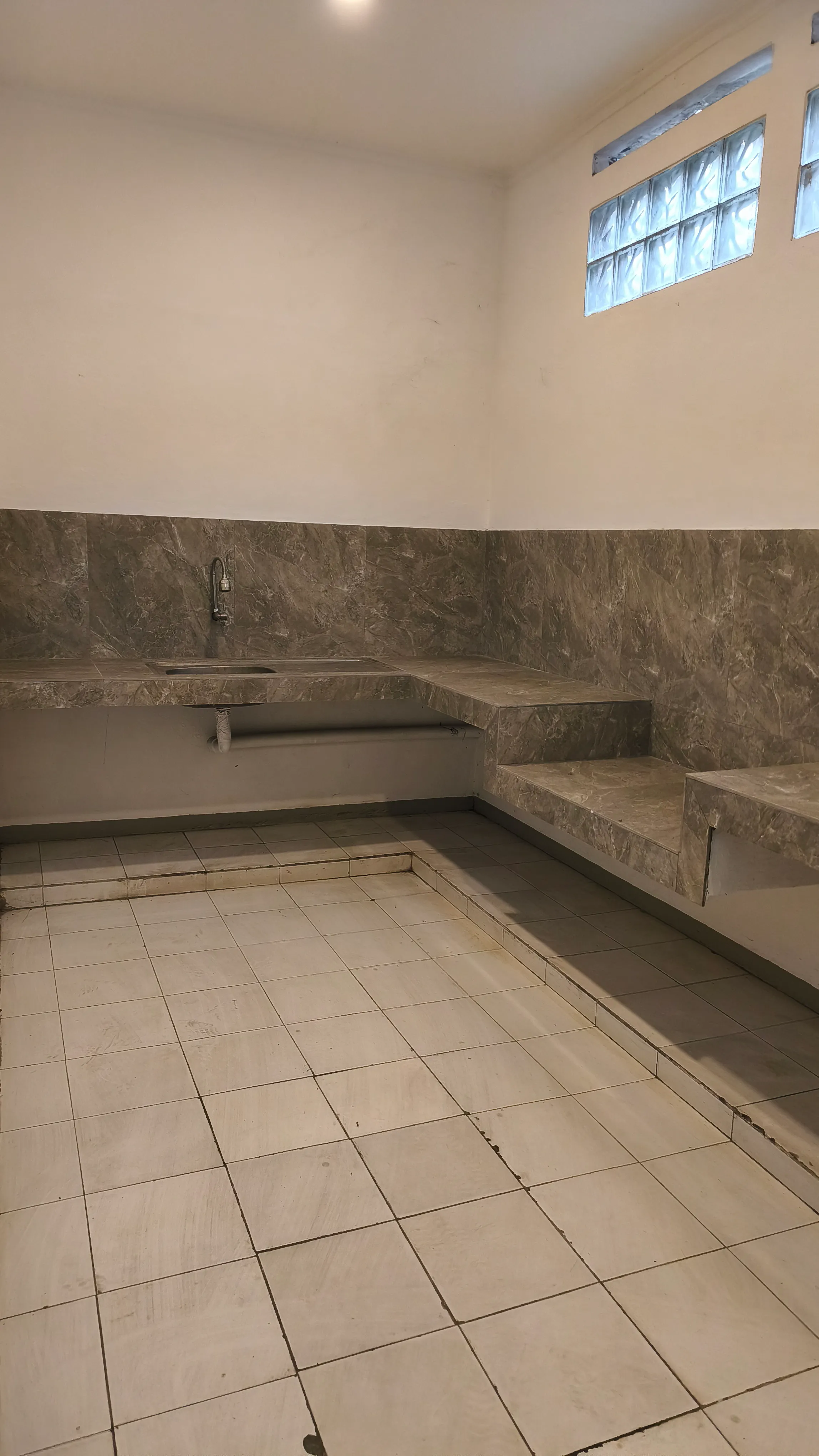 dijual rumah taman holis indah