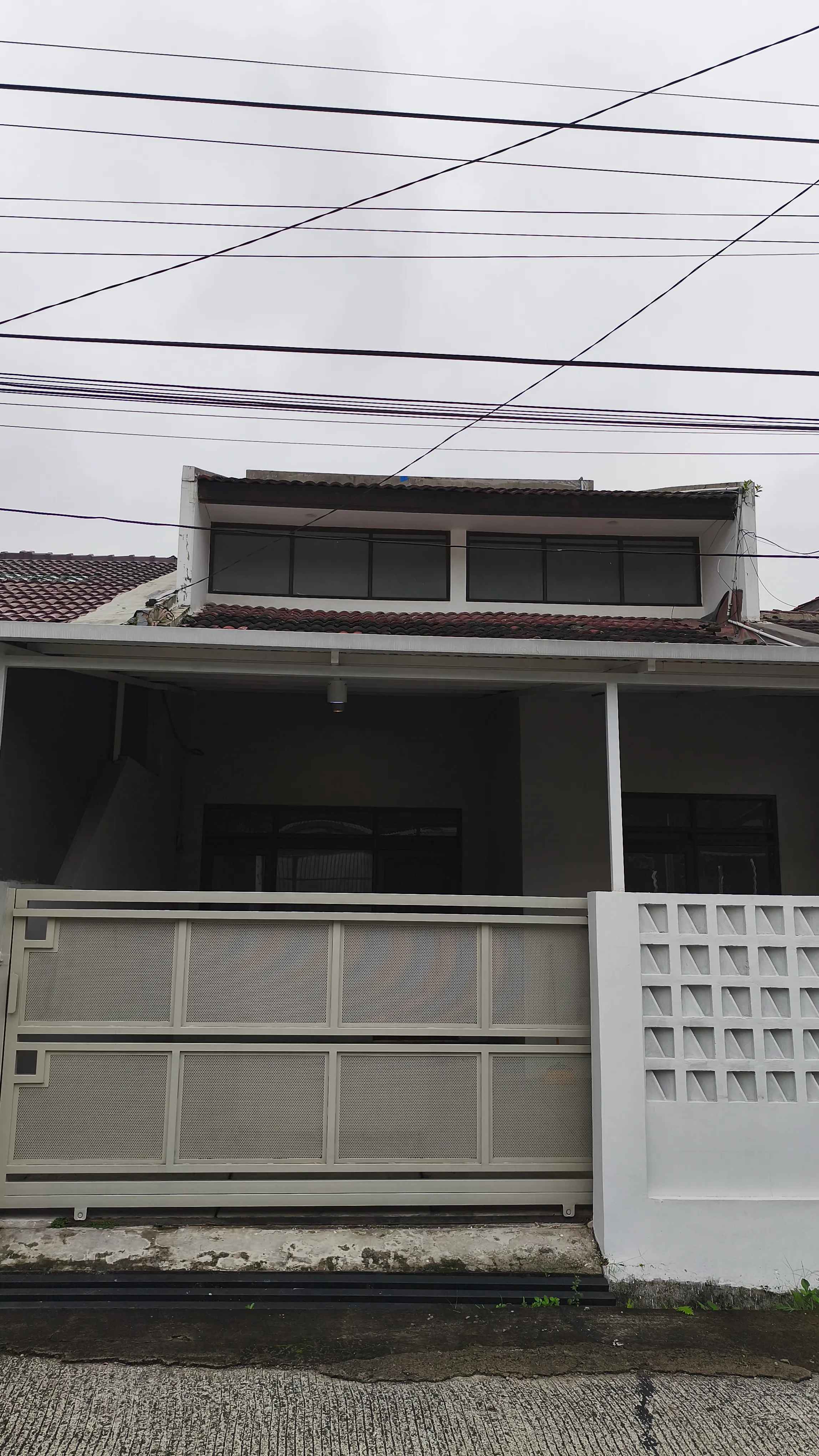 dijual rumah taman holis indah