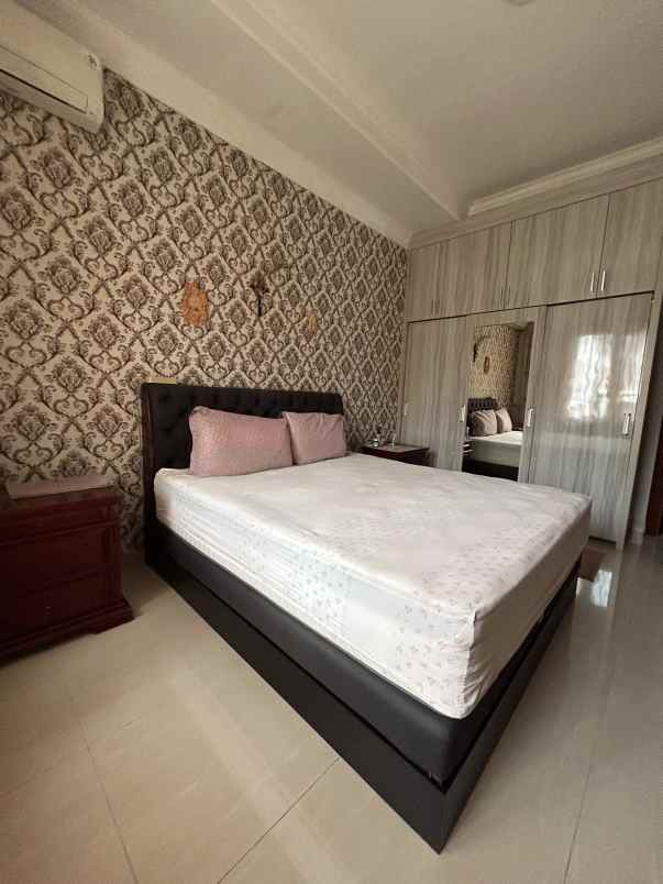 dijual rumah villa permata gading