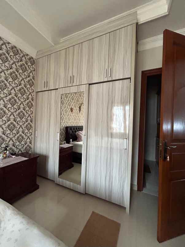 dijual rumah villa permata gading