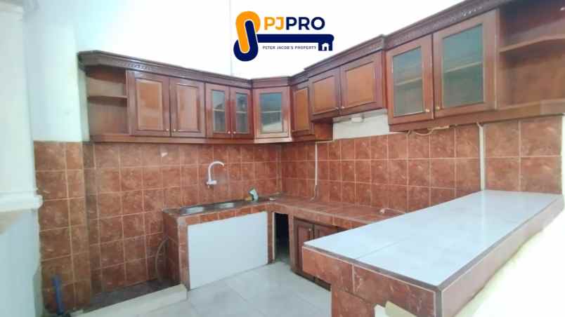 dijual sewa 1 unit rumah 2 lantai di villa indraprasta