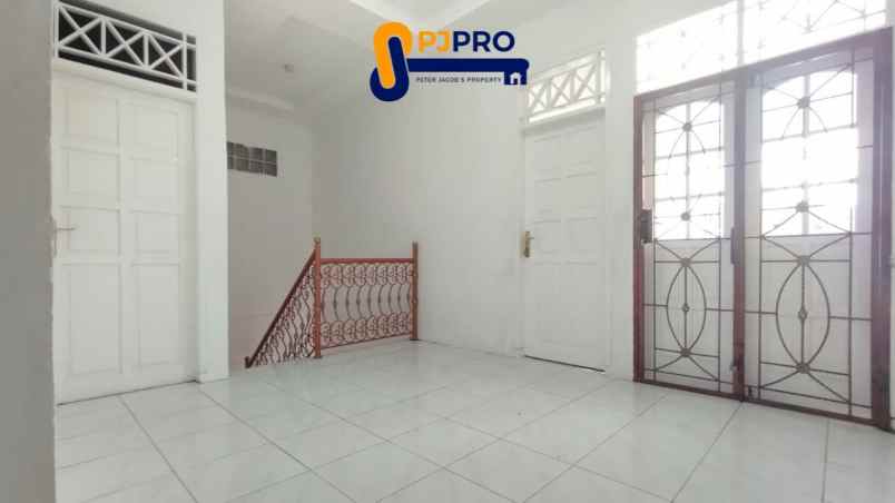 dijual sewa 1 unit rumah 2 lantai di villa indraprasta