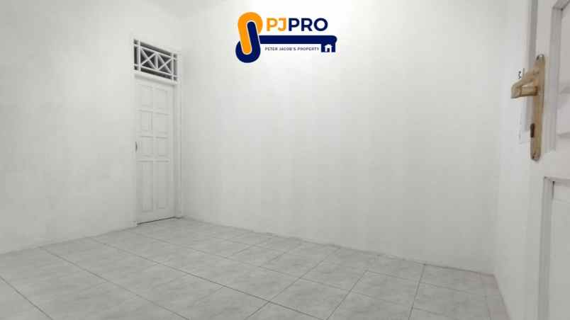 dijual sewa 1 unit rumah 2 lantai di villa indraprasta