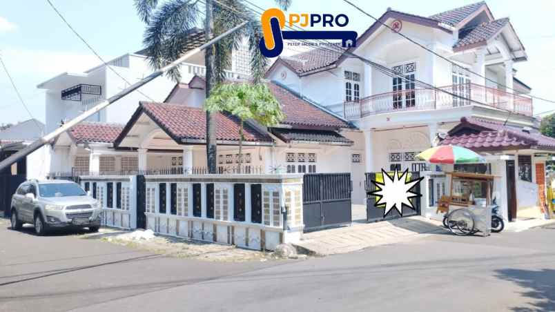 dijual sewa 1 unit rumah 2 lantai di villa indraprasta