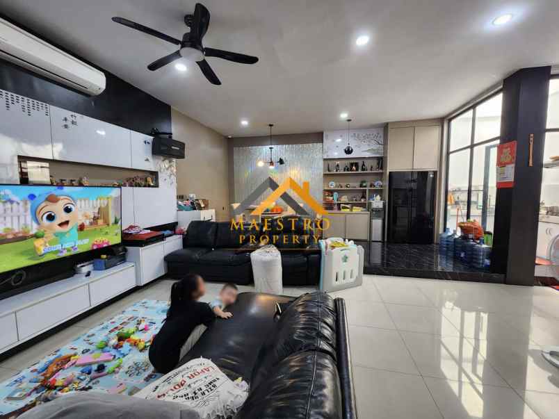 dijual villa komplek givency one type