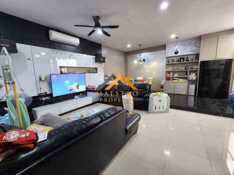 dijual villa komplek givency one type