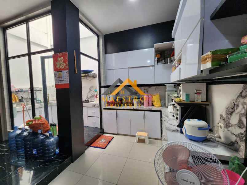 dijual villa komplek givency one type