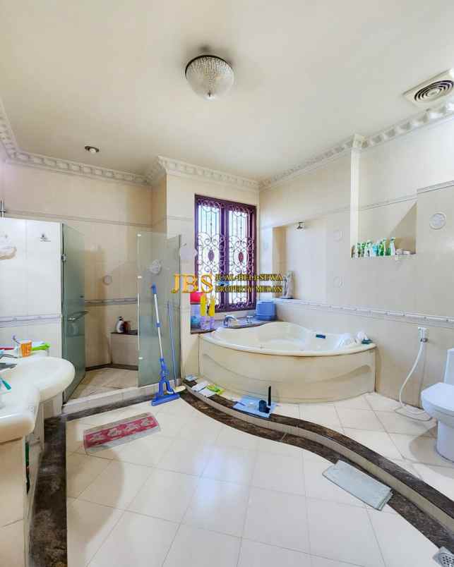 dijual villa komplek grand polonia row