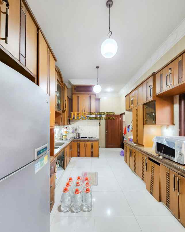 dijual villa komplek grand polonia row