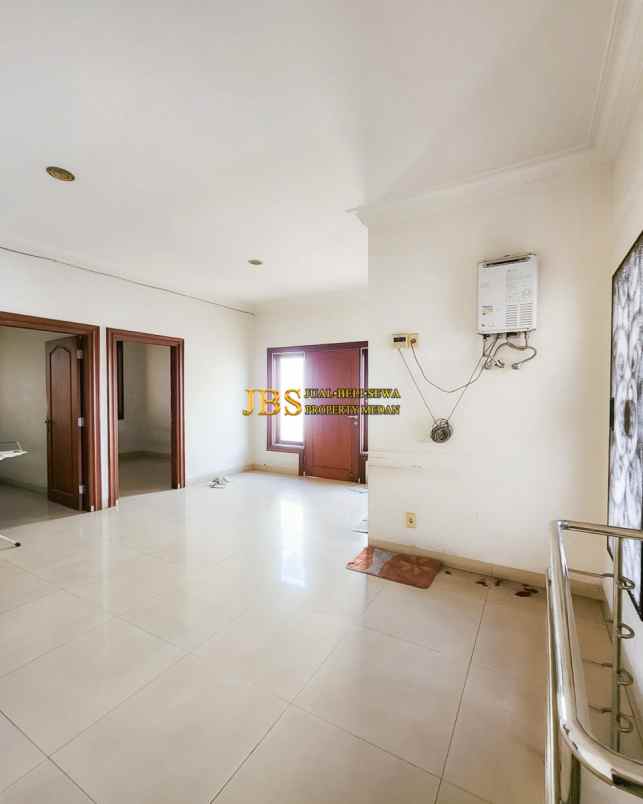 dijual villa komplek grand polonia row