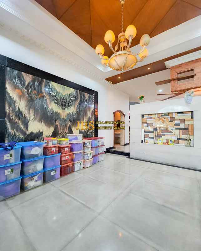 dijual villa komplek grand polonia row