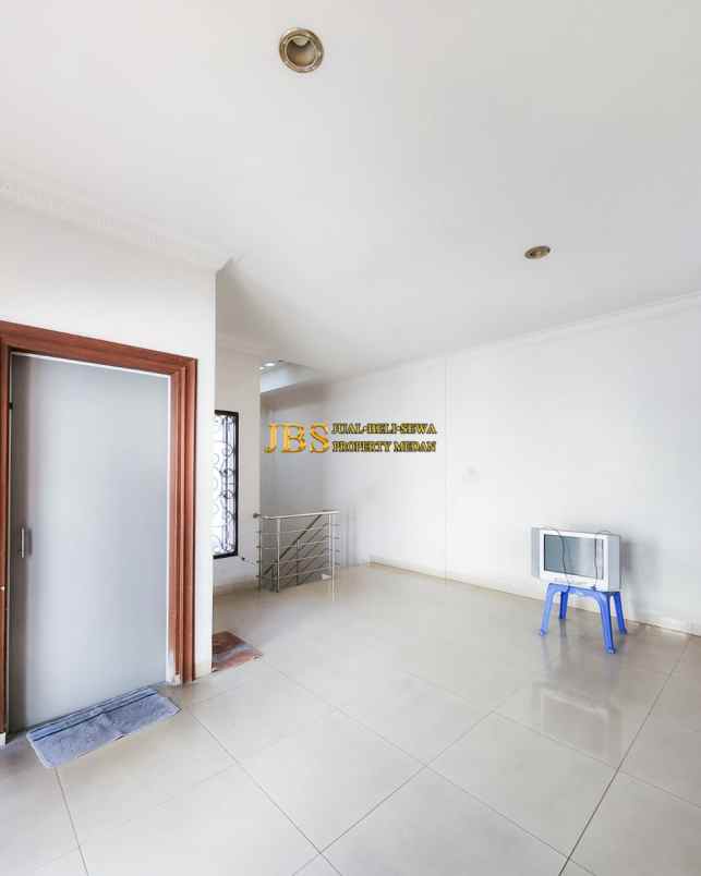 dijual villa komplek grand polonia row