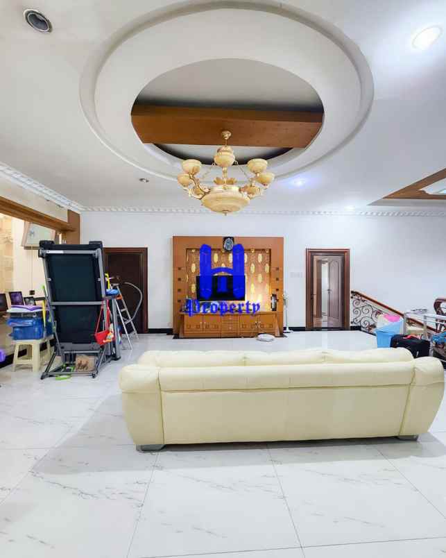 dijual villa komplek grand polonia row