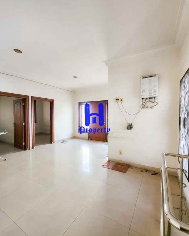 dijual villa komplek grand polonia row