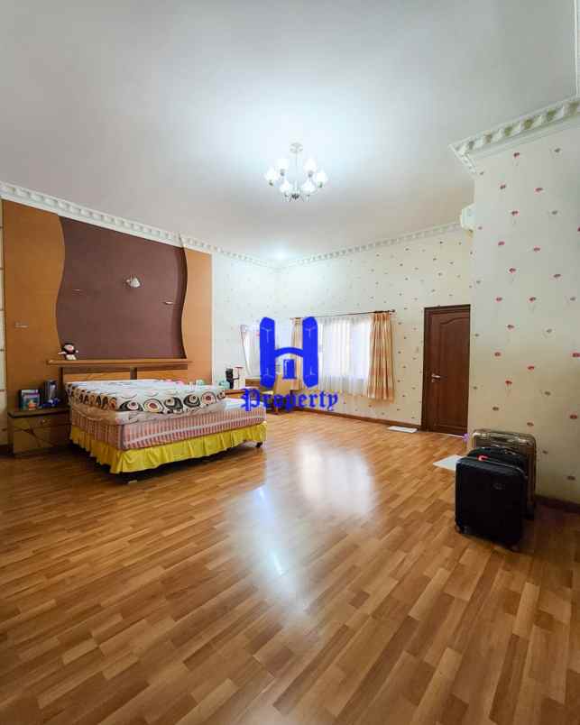 dijual villa komplek grand polonia row