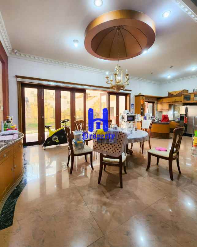 dijual villa komplek grand polonia row