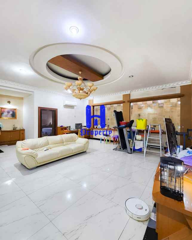 dijual villa komplek grand polonia row