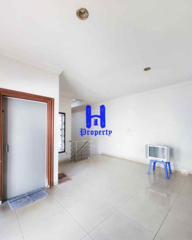 dijual villa komplek grand polonia row