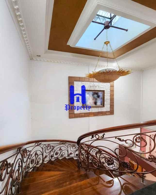 dijual villa komplek grand polonia row