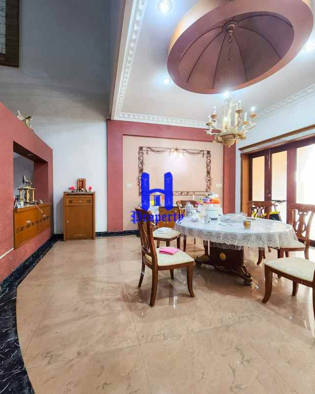 dijual villa komplek grand polonia row