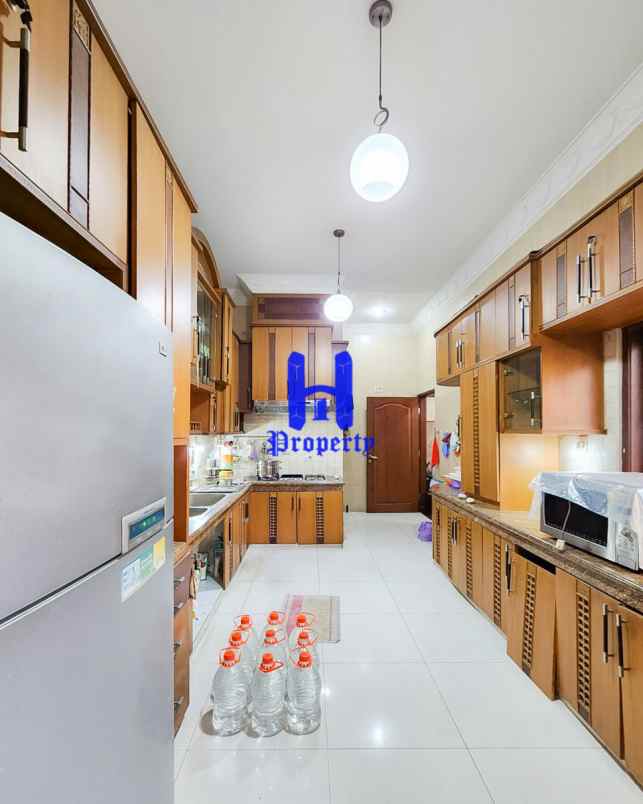 dijual villa komplek grand polonia row