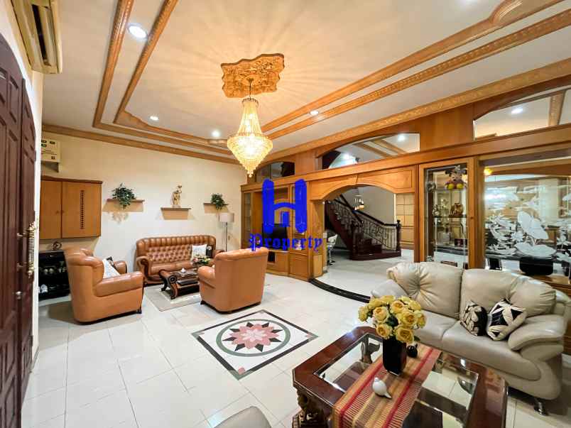 dijual villa komplek merbau mas jalan