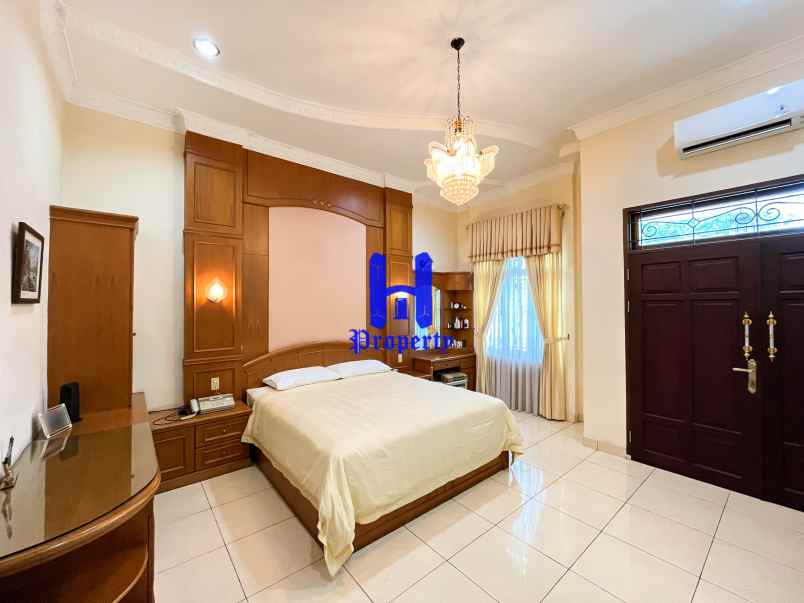 dijual villa komplek merbau mas jalan