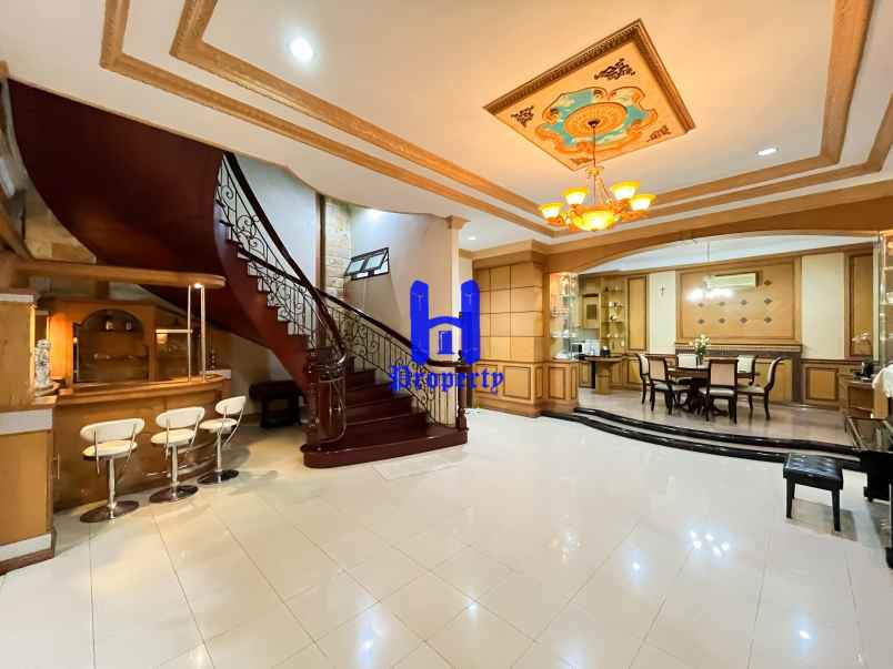 dijual villa komplek merbau mas jalan