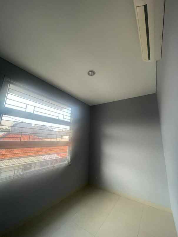 disewa rumah apik 2 lantai di rawamangun