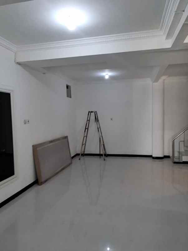 disewakan rumah babatan pantai barat